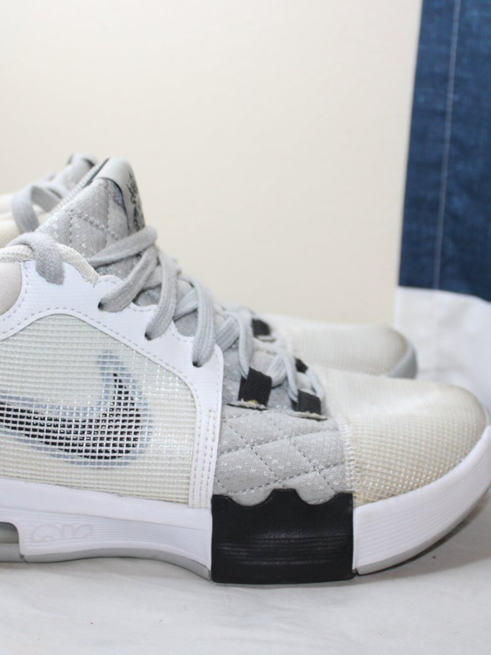 Nike LeBron Witness VIII Men's Size 7 Basketball Shoes Gray